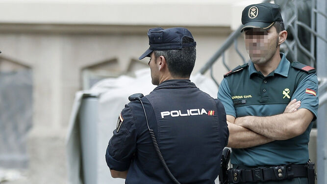 Imagen de archivo de un agente de la Policía Nacional junto a otro de la Guardia Civil