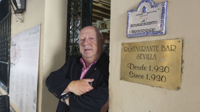 Juan Luis Álvarez, en la entrada del restaurante Sevilla.