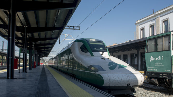 El tren laboratorio Séneca pertenece a la Serie 102 de Renfe, y realiza mediciones de pruebas