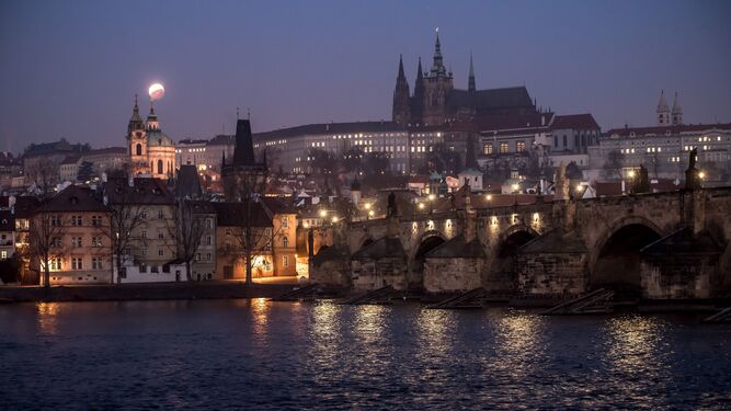Eclipse lunar visto desde Praga (República Checa).