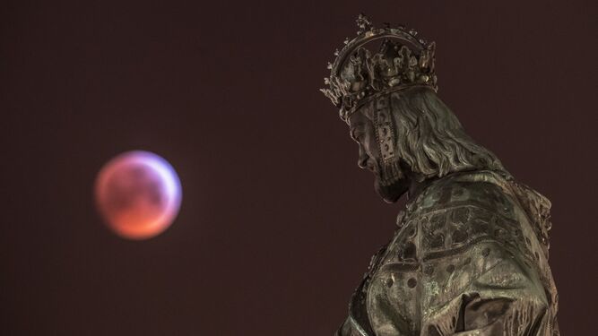 Eclipse lunar visto desde Praga (Rep&uacute;blica Checa).