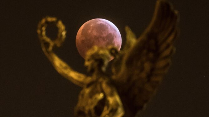 Eclipse lunar visto desde Praga (Rep&uacute;blica Checa).