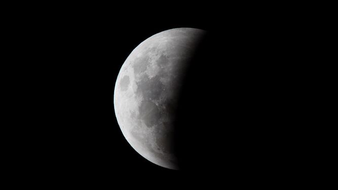 Vista de la luna durante el primer eclipse total del a&ntilde;o este domingo en ciudad de Santo Domingo (Rep&uacute;blica Dominicana).