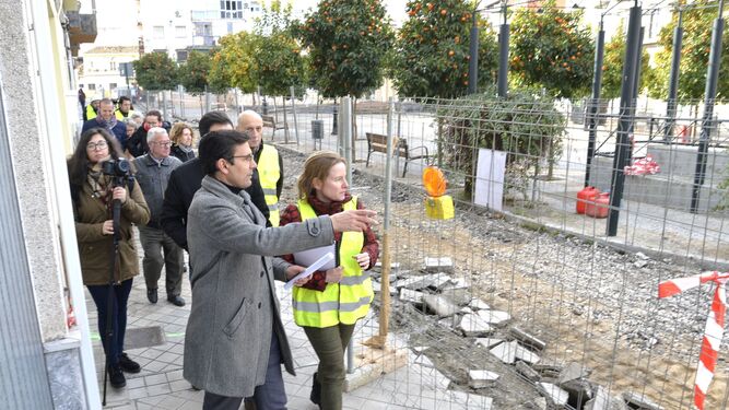 El alcalde realizó ayer una visita de barrio al Zaidín para comprobar la evolución de las obras.