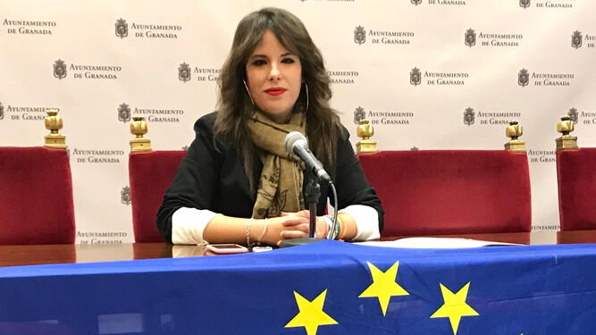 La portavoz adjunta, Lorena Rodríguez, con la bandera de Europa.