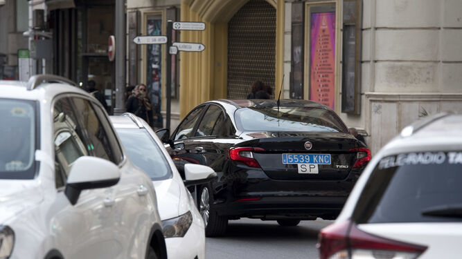 Un vehículo de Uber circula entre taxis en Granada