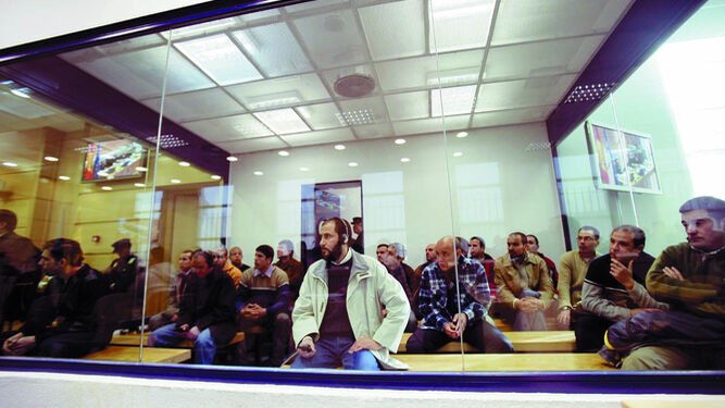 Imagen de la sala blindada con los encausados por el 11-M, entre ellos el presunto ideólogo, Rabei Osman El Sayed, 'Mohamed El Egipcio', (en el centro), en febrero de 2007..