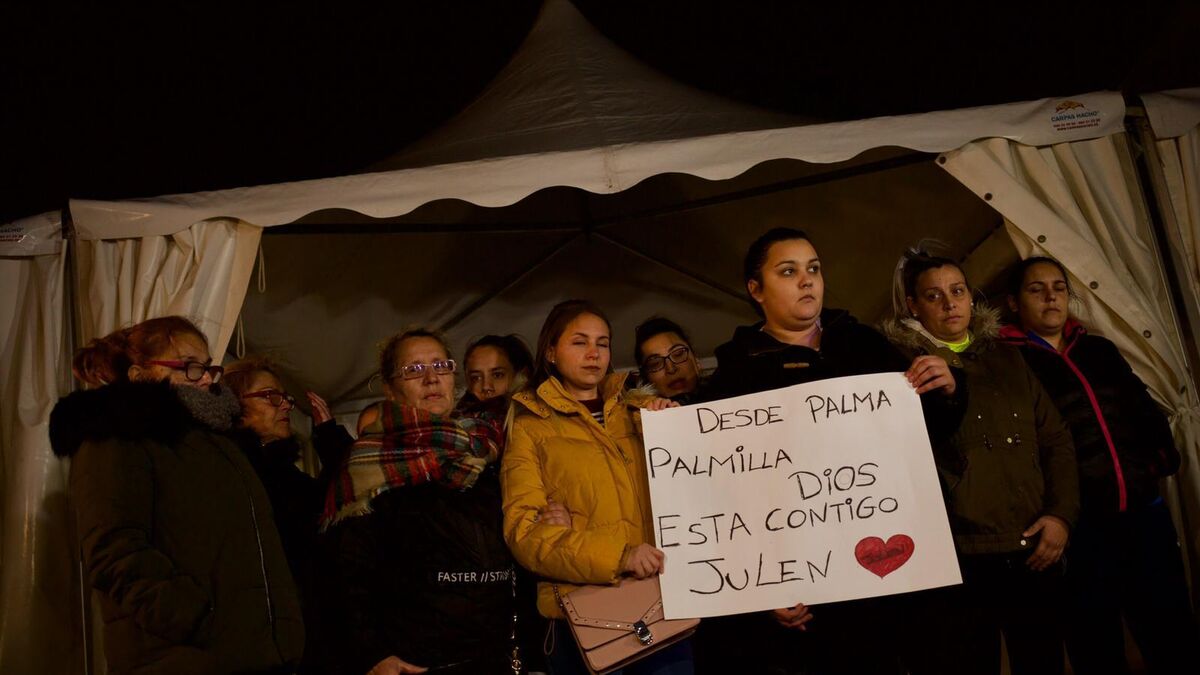 Un grupo de mujeres con un cartel de ánimo para Julen durante la vigilia.