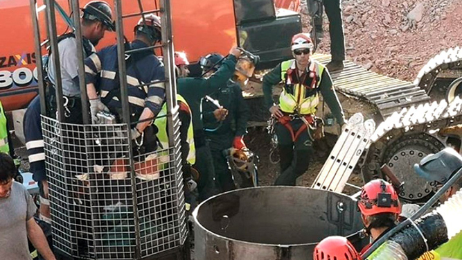 Los mineros de la Brigada de Salvamento entran en el túnel, como se aprecia en esta imagen compartida en redes por Alfonso Rodríguez Gómez de Celis, delegado del Gobierno en Andalucía.