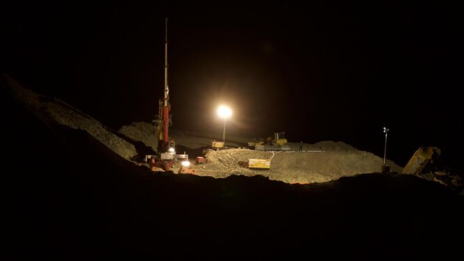 Noche cerrada en Totalán mientras los mineros excavan la galería