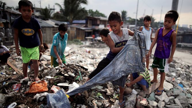 Casas en un mar de plástico filipino