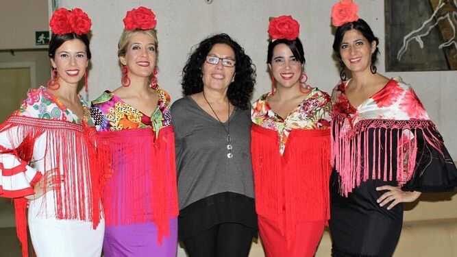 La diseñadora Susana Poo con las modelos que posan con sus trajes 'Dos en uno'.
