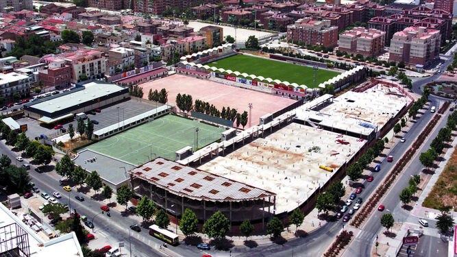 La ciudad deportiva del Granada 92, una construcción paralizada desde hace décadas.