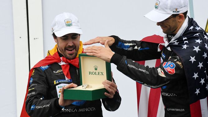 Alonso, con su compañero de equipo Jordan Taylor.