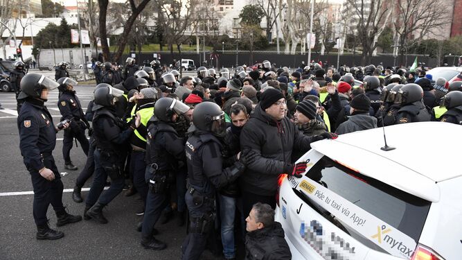 La Policía desaloja a los taxistas en Madrid.