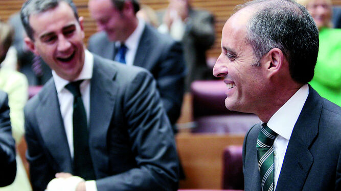 El entones presidente de la Generalitat, Francisco Camps, y el que era portavoz parlamentario popular Ricardo Costa , en una imagen de 2009.