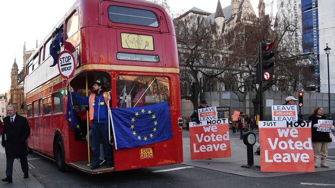 Activistas a favor del 'Brexit' se manifiestan en el Parlamento mientras un británico defiende la permanencia.