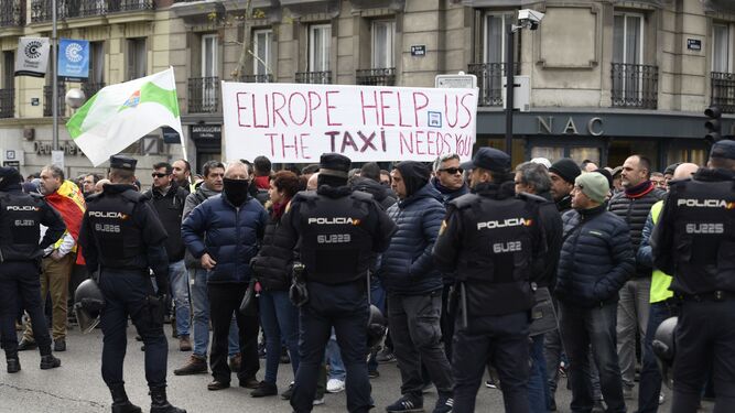 Los taxistas de Madrid piden apoyo a Europa en la regulación de los vehículos de alquiler con conductor (VTC).