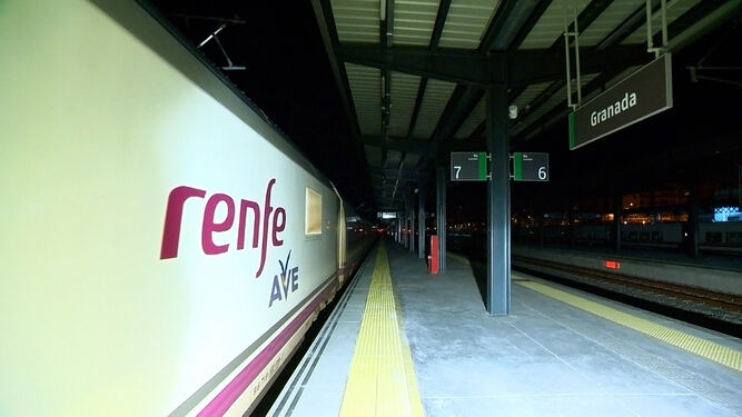 El logo de Renfe en el tren estacionado en Granada