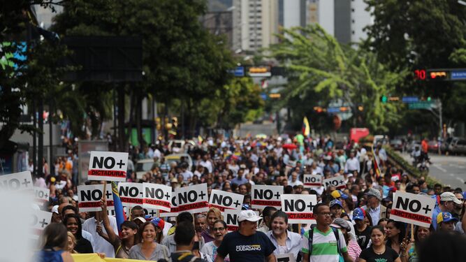 Opositores venezolanos participan en una manifestación en respaldo de la Presidencia interina de Juan Guaidó, este miércoles en Caracas.