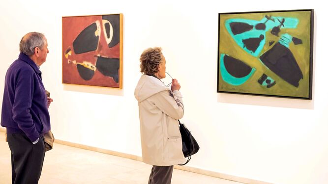 Dos visitantes observan dos de las piezas expuestas desde hoy en el Museo de Arte Contemporáneo de Segovia.