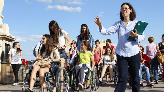 Un grupo de jóvenes en silla de ruedas.