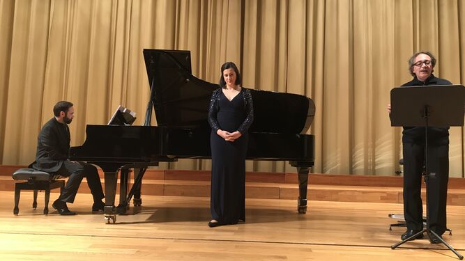 La soprano Miren Urbieta, el pianista Fernández y el recitador Jorge de la Chica inauguraron el segundo ciclo de La voz humana.