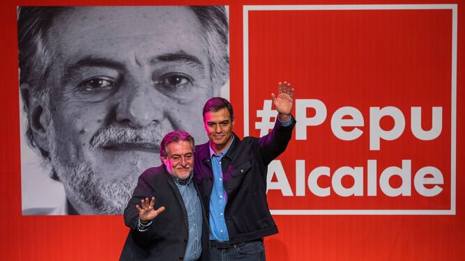 Pedro Sánchez presentando este domingo la precandidatura de Pepu Hernández a las primarias del PSOE para ser el candidato a la Alcaldía de Madrid.