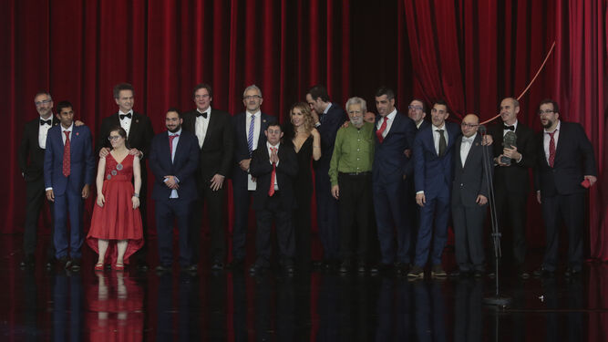 El reparto de 'Campeones' sube al escenario para recoger el Goya a Mejor Película.