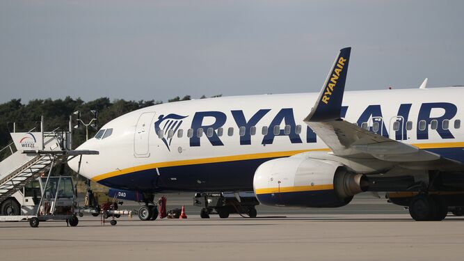 Un avión de Ryanair en la pista de despegue de un aeropuerto, en una imagen de archivo.