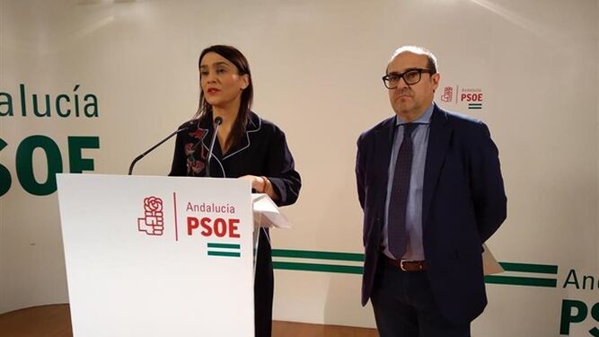 José María Corpas, junto a Olga Manzano, en una comparecencia de prensa