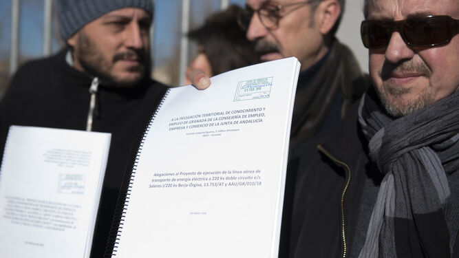 Un activista sostiene uno de los informes de alegaciones presentado ayer a la Junta de Andalucía