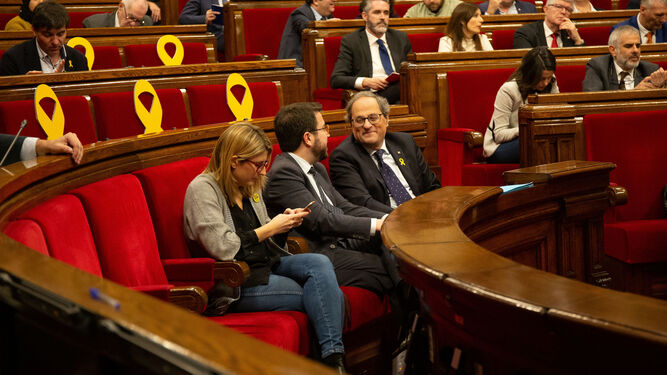 Quim Torra habla con el vicepresidente de la Generalitat, Pere Aragonès, junto a la 'consellera' de Presidencia, Elsa Atardi, durante el pleno este jueves en el 'Parlament'.