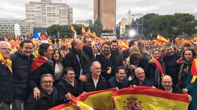 La expedici&oacute;n granadina en Madrid se abraza a una bandera