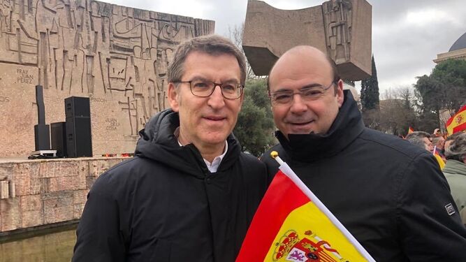 La expedici&oacute;n granadina en Madrid se abraza a una bandera