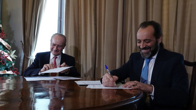 De la Torre y Juan Cassá en la firma del acuerdo presupuestario el pasado diciembre.