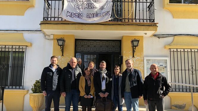 Los parlamentarios del PSOE, frente al Ayuntamiento de Cuevas del Campo