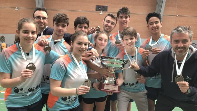 Los jóvenes jugadores de Bádminton Granada celebran el éxito conseguido