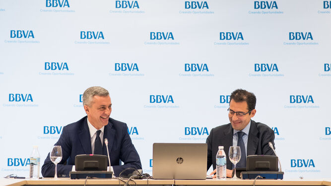 José Ballester, director del Territorio Sur de BBVA, y Miguel Cardoso, economista jefe de BBVA Research para España y Portugal, hoy en Sevilla.