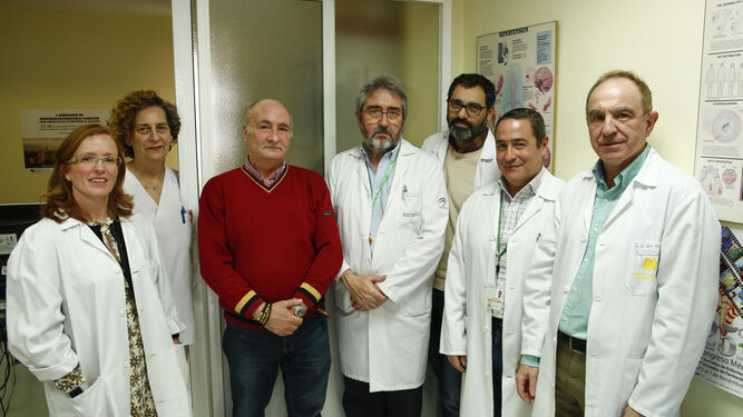 Fotografía de Francisco junto al equipo médico.