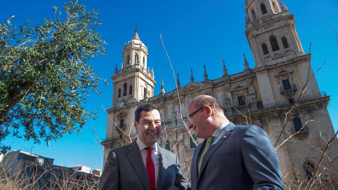 Juanma Moreno y el alcalde de Jaén, Javier Márquez, junto a la Catedral jiennense en su primera visita institucional a la ciudad.