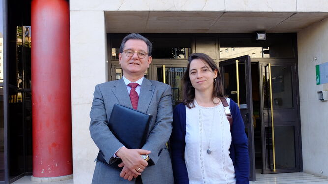 Marta Gutiérrez (Vamos Granada) junto al abogado Carlos Castresana