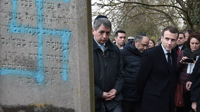 El presidente de Francia, Emmanuel Macron, visita el cementerio profanado por antisemitas.