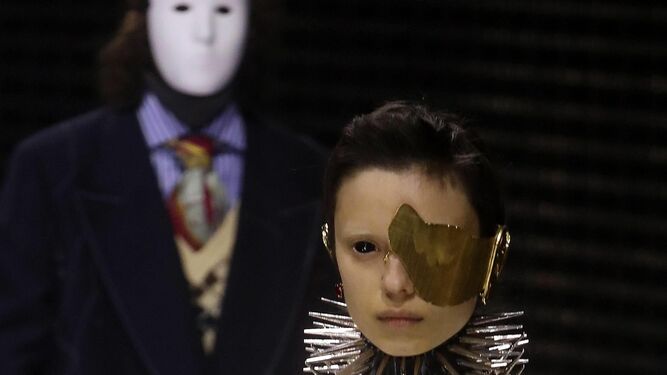Máscaras de diferentes formas en el desfile de Gucci.