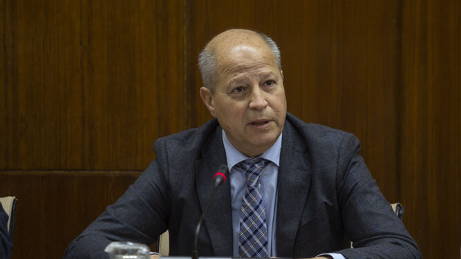 Javier Imbroda, consejero de Educación y Deporte, durante una comparecencia en el Parlamento.
