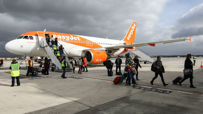 Un avión de EasyJet, recién aterrizado en Granada procedente de Londres