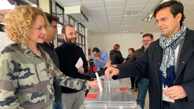 Paco Cuenca vota por su candidatura en la Asamblea del PSOE granadino