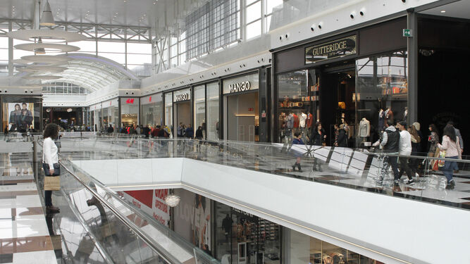 Interior del centro comercial Nevada Shopping