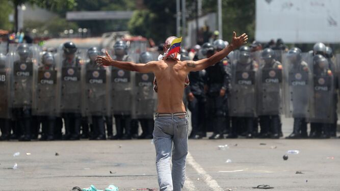 Manifestantes opositores se enfrentan a la Policía venezolana, en el Puente Internacional Simón Bolívar, este sábado, en Cúcuta.