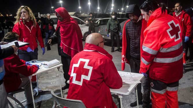 Voluntarios de Cruz Roja atienden a los 48 inmigrantes llegados a Motril
